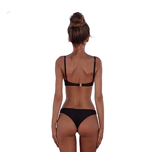 Vista trasera de modelo con bikini negro, destacando el diseño de correas y cintura baja