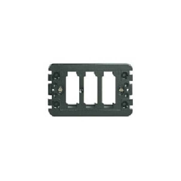 Questo supporto 3 moduli è pensato per agevolare l'installazione dei fori per scatole da incassorettangolari unificate 3 moduli o da parete, un'opzione comoda per gli elettricisti e i muratori.