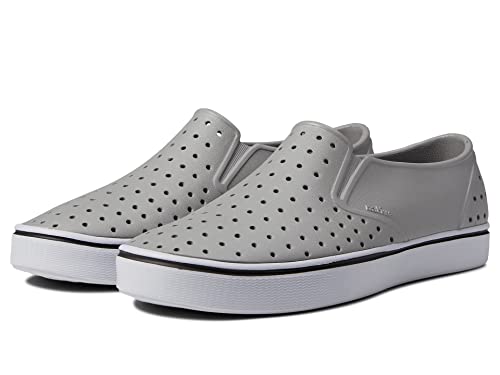 Resistenti agli odori: le scarpe resistenti agli odori presentano una tomaia in EVA modellata a iniezione che è flessibile e dispone di perforazioni su tutta la superficie per controllare la temperatura e consentire la circolazione dell'aria intorno ai piedi in modo che i piedi non abbiano un cattivo odore