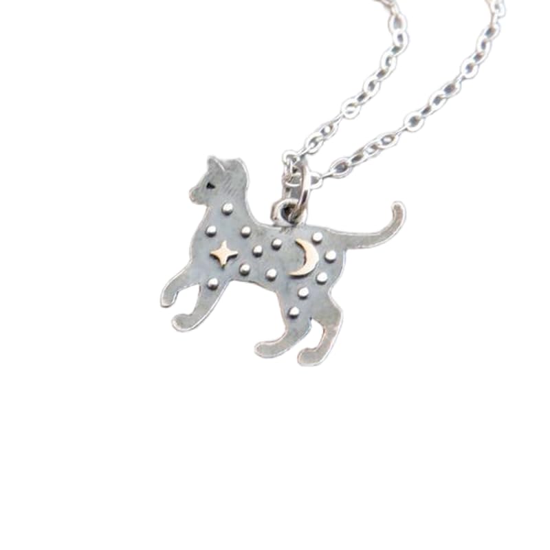 Colgante de gato en plata de ley 925 y bronce con detalles de luna y estrellas esculpidas