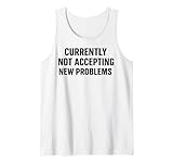 Citation sarcastique amusante pour tous ceux qui manquent de patience et de frontières. « Currently Not Accepting New Problems » est parfait pour les introvertis, les adultes surchargés, les étudiants stressés et toute personne protégeant leur paix avec humour.