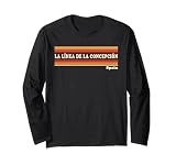 Diseño de estilo retro de los años 80 con La Línea de la Concepción España en tipografía clásica vintage con cálidos detalles de rayas inspirados en el atardecer. Perfecto para cualquier persona que disfrute de gráficos icónicos de viaje y estética retro nostálgica.