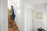 LEDVANCE ORBIS TWIST SMART+ Wi-Fi Leuchte, dimmbare LED Wandleuchte, 12W, Farbtemperatur von 3000-6500K, 600 Lumen, Farbkombination schwarz/kupfer, aufgedrehter Zylinderform, 23x12cm – Ansicht 3