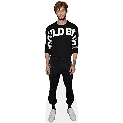 Bild: Cody Saintgnue (Black Outfit) Pappaufsteller lebensgross f�r 66,97 EUR bei amazon.de