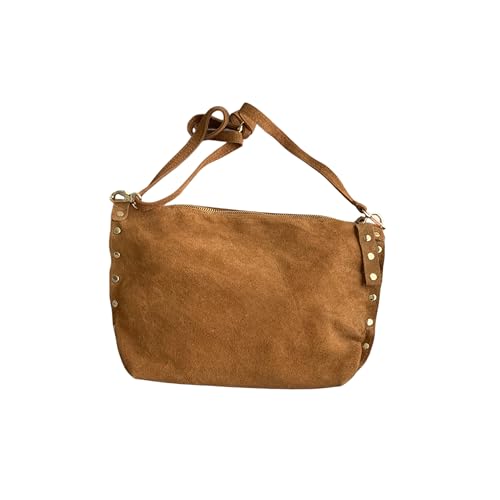 Bolso bandolera de ante italiano con tachuelas en los laterales. Correa ajustable e intercambiable. Cierre de cremallera. Interior forrado con bolsillo incorporado. Bolsillo trasero. (Camel) Bolso bandolera de ante italiano con tachuelas en los laterales. Correa ajustable e intercambiable. Cierre de cremallera. Interior forrado con bolsillo incorporado. Bolsillo trasero. (Camel)