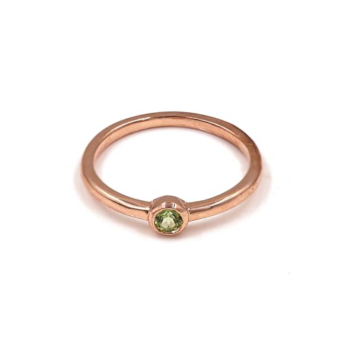 Bague de naissance en péridot vert pour sublimer vos tenues d'été et looks de bureau