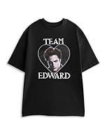 OFFICIAL TWILIGHT MERCHANDISE - This Team Edward graphic tee has been crafted in collaboration with the creators of the beloved Twilight Saga, ensuring you wear an authentic representation of your favourite franchise. Celebrate Edward Cullen with con...