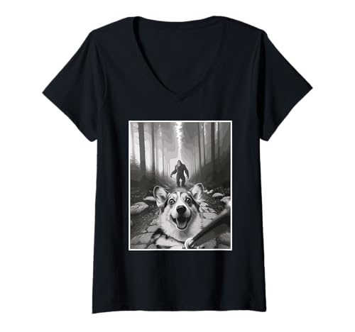 Mujer Selfie De Perro Con Bigfoot En Bosque Nebuloso Humor Camiseta Cuello V