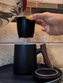 Miniatura 6 de Matty's Garden - Taza de café de cerámica negra e infusor de té, 12 onzas con tapa y mango de madera más empinado