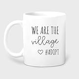 KWQDOZF Taza Somos la Aldea con texto en inglés Adopción, regalo para padres, taza de café, taza de té de cerámica con impresión de doble cara para mamá, papá, amigo, esposa, esposo, 11 oz