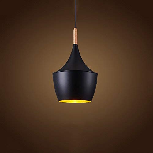 Lampe suspendue en fer idéale pour illuminer une table de restaurant ou un bar moderne