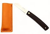 Mr Kotoh est un fabricant de couteaux sur mesure originaire de l'île de Kyushu, au Japon. Il a plus de 40 ans d'expérience dans la fabrication de couteaux et est l'un des premiers membres de la JKG (Japanese Knife Guild). Mr Kotoh a pris sa retraite des forces de défense japonaises et peut désormais consacrer tous ses efforts à la fabrication de couteaux artisanaux.