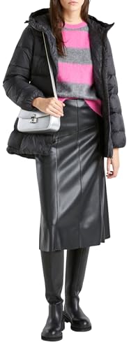 Giubbotto ad A con cappuccio in nylon riciclato, tessuto opaco, spalla regolare, chiusura con zip. Coulisse sul cappuccio, tasche in cucitura davanti con zip