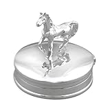 Prêt à impressionner : faites plaisir à un être cher avec ce trésor en argent sterling, un ajout significatif et élégant à toute collection de bijoux ou de bibelots, incarnant à la fois sophistication et sentiment.