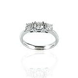 [ Materiale ] : Anello donna è realizzato in oro bianco 18 Kt (750). La punzonatura presente all’interno dell’anello è 750%. Questo anello è impreziosito da tre diamanti naturali extra bianco +. Tutti i gioielli donna sono creati dalle mani esperte dei nostri orafi nel nostro laboratorio, pertanto è possibile selezionare la misura che preferite, per una maggiore precisione potete richiedere la mezza misura e se la misura che vi occorre non è presente nell’elenco scriveteci e vi accontenteremo