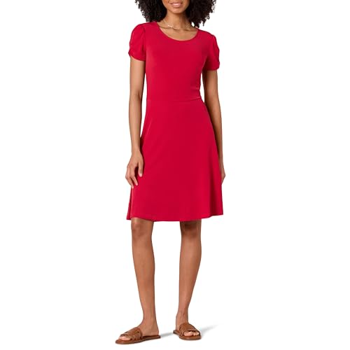 DETTAGLI: presenta uno scollo rotondo con chiusura con bottone sul retro e maniche corte, increspate e femminili. La forma a trapezio ha un bellissimo drappeggio e movimento.