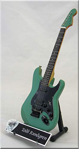 TODD RUNDGREN Guitare Miniature avec médiator UTOPIA Foamy - Les Beatles, Paul McCartney, John Lennon, RIngo Starr, George Harrison TODD RUNDGREN Guitare Miniature avec médiator UTOPIA Foamy – Image 3