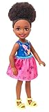 barbies freunde und familie Die 15 cm große Puppe geht auf Entdeckungsreise – sie trägt ein blaues Oberteil mit Space-Aufdruck und einen pinkfarbenen Rock mit Sternenmuster!