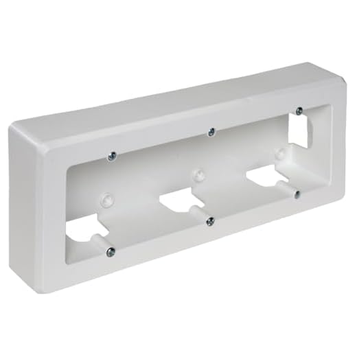 Zócalo triple blanco 253x96x43mm, ideal para ocultar cables y dar un acabado estético a paredes.