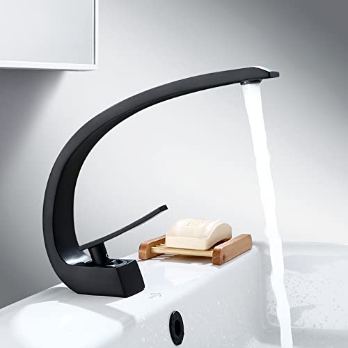 Robinet de lavabo eau chaude et froide pour une salle de bains nordique chic