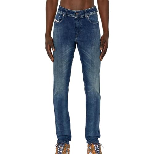 Optez pour ces jean de la marque DIESEL. Colore: Bleu Scuré5 poches Coupe regularComposizione: 80% Cotone, 20% ElastaneAttention, les tailles indiqué sont les tailles US !