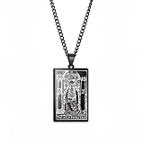 Le collier de carte de tarot « La Grande Prêtresse » a une signification pour tous ceux qui pratiquent et croient aux lectures de cartes de tarot. Offrez ce collier Arcana Major pour vous-même ou offrez-le à quelqu'un qui croit au tarot. Un cadeau de tarot parfait, ce collier de tarot « haute prêtresse » se balancera dans le plaisir et le swag de fierté.