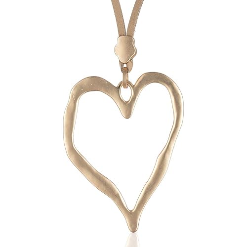 Pendentif cœur sur pull d'hiver la pièce tendance pour vos sorties