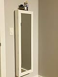Armoire à bijoux spécialisée : vous méritez une armoire à bijoux conçue pour une utilisation longue durée. Les autres portes à miroir bon marché sont très faciles à déformer après quelques semaines et attachent des traces de doigts à chaque utilisation. De plus, le placage de grain de bois blanc cassé est peu coûteux et présente des défauts que le traitement de peinture par pulvérisation Decomil