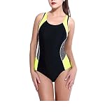 Einteiliges Dreieck mit kleinen Rockeinsätzen, konservativer Bikini, der über dem figurbetonten Badeanzug mit großer Brust gerafft ist