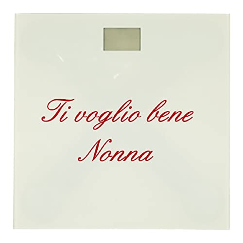 Bilancia digitale, modello #Nonni - Ti Voglio Bene Nonna#, da 26x26cm. Dai un tocco esclusivo alla tua bilancia con una stampa digitale a tema. Realizzata con tecnica sublimatica per un risultato di eccezionale bellezza. La sublimazione rende gassosi gli inchiostri di stampa per immagini che penetrano direttamente nei pori del prodotto, il risultato è un articolo con stampa ad alta risoluzione, nitida, definita e duratura, che stupirà i Tuoi amici.
