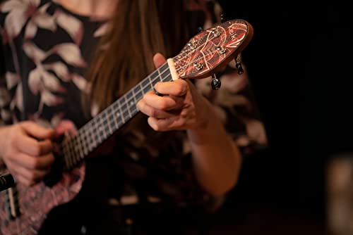 Ortega Guitars Ukulélé Soprano rouge – Keiki K2 – Kit de démarrage incluant Accordeur, Courroie, 5 Médiators Medium et… - Les Beatles, Paul McCartney, John Lennon, RIngo Starr, George Harrison Ortega Guitars Ukulélé Soprano rouge - Keiki K2 - Kit de démarrage incluant Accordeur, Courroie, 5 Médiators Medium et… – Image 6