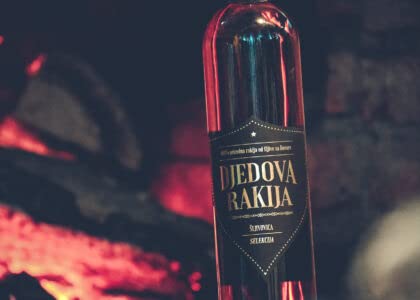 DJEDOVA RAKIJA 0,75l 39% alc. | Sorgfältig ausgewählte Pflaumenfrüchte, ohne Zuckerzusatz, ergeben 100% natürlichen Brandy