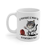 ✔ Design Unique & Humour Arts Martiaux – Illustration détaillée d'un chat guerrier en kimono, ceinture noire, pratiquant un art martial félin avec un coup spectaculaire. Un mélange d’humour et de discipline sportive parfait pour les adeptes de karaté et de chats.