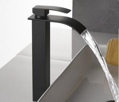 Robinet de lavabo cascade noir au design épuré pour eau chaude et froide