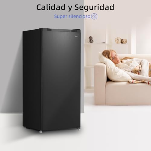 Congelador vertical CHiQ en un ambiente hogareño resaltando su diseño super silencioso mientras una mujer descansa en el sofá