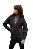 Zopf- und Moosstiche: Diese irische Strickjacke ist authentisch vom traditionellen Fischerpullover inspiriert und verfügt über reich strukturierte Zopf- und Moos-Aran-Stiche. Diese Stiche sorgen für ein bedeutungsvolles und luxuriöses Aussehen und auch für große Wärme.