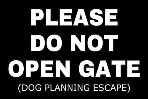 CSTNFH Please Do Not Open Gate Dog Planning Escape Metal Sign 8x12 Inch Pet Fence Plaque Wall Decor for Dog Yard Home Business Street Indoor Outdoor Puppy Escape Gate Notice Display