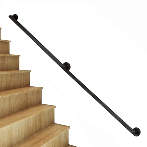 Rampe d'escalier en tuyau noir pour sécuriser les marches du salon au sous-sol avec style industriel