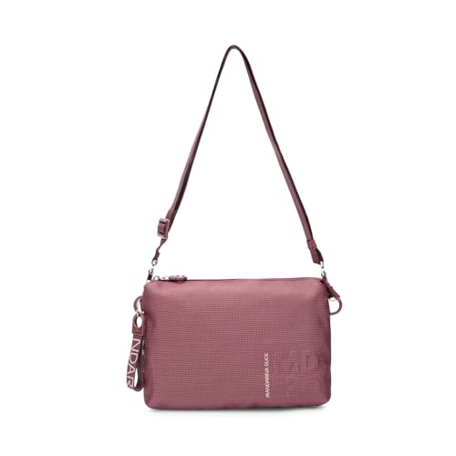 Realizzata in Mitrix, storio materiale della linea MD20 di Mandarina Duck, questa crossover media presenta più scomparti, che la rendono comoda e capiente per I viaggi o per uso quotidiano, la tracolla è in nastro ed è regolabile, mentre gli interni sono foderati