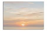 La décoration murale Paul Sinus de 100 x 70 cm sur toile avec cadre en bois montre un lever de soleil calme sur la mer et crée une atmosphère paisible et méditative. Idéal pour tous ceux qui aiment la tranquillité et la beauté de la nature.