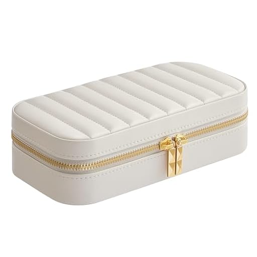SONGMICS HOME ANAH Colección - Joyero de Viaje, Estuche Pequeño para Joyas con Espejo, San Valentin, 10,5 x 20,5 x 6 cm, Superficie PU con Costuras, Portátil, Idea de Regalo, Blanco Nube JBC180W01 | Ya disponible en tu tienda friki favorita! En mundofriki.es! SONGMICS HOME ANAH Colección - Joyero de Viaje, Estuche Pequeño para Joyas con Espejo, San Valentin, 10,5 x 20,5 x 6 cm, Superficie PU con Costuras, Portátil, Idea de Regalo, Blanco Nube JBC180W01 | Ya disponible en tu tienda friki favorita! En mundofriki.es!