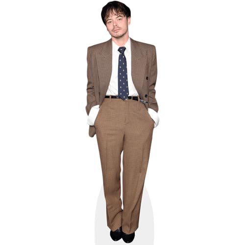 Bild: Charlie Heaton (Brown Suit) Pappaufsteller mini f�r 24,97 EUR bei amazon.de