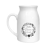 Cadeau nounou émouvant et utile Pot à lait en céramique avec l’inscription “Meilleure Nounou du monde”, idéal pour remercier une nounou en fin d’année ou après une garde. Multi-usage au quotidien Peut servir de pot à lait, vase à fleurs, carafe déco ou pot à ustensiles dans la cuisine. Qualité durable Céramique blanche épaisse avec impression haute qualité. Résiste à un usage régulier. Entretien facile Compatible lave-vaisselle (ne pas utiliser au micro-ondes). Cadeau prêt à offrir Parfait pour un cadeau de remerciement, Noël, anniversaire ou départ de l’enfant chez la nounou.