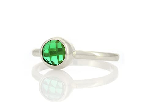 Bague émeraude argent gravure disponible pour un cadeau sur mesure sans erreur