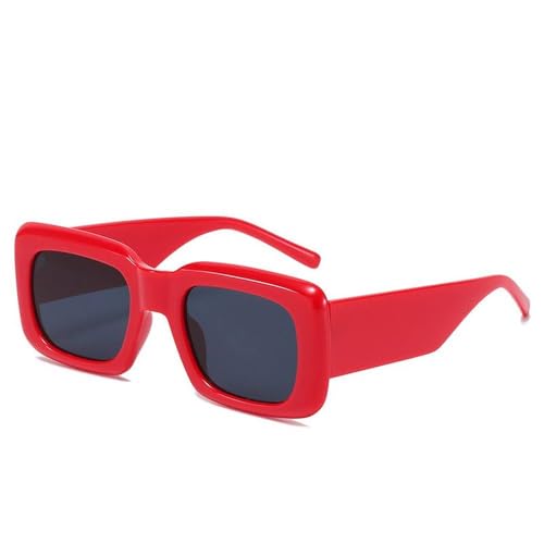 Lunettes de soleil rectangulaires pour femmes look vintage en terrasse