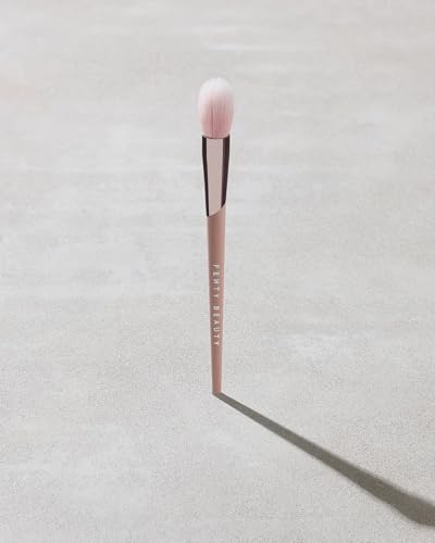 Pinceau surligneur 135 Fenty Beauty de précision pour illuminer le teint