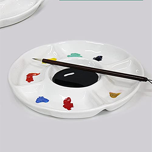 Palet de peinture céramique dans l'atelier pour loisirs créatifs