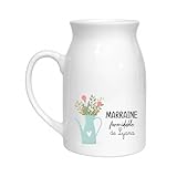 Cadeau marraine personnalisé Texte “Marraine formidable de …” avec le prénom de l’enfant — un cadeau unique et symbolique pour marraine. Multi-usage déco et utile Peut servir comme pot à lait, vase à fleurs, carafe déco ou pot à ustensiles dans la cuisine. Impression durable Impression soignée sur céramique blanche — Compatible lave-vaisselle (micro-ondes non recommandé). Idéal pour toutes occasions Parfait pour un baptême, une annonce de marraine, une naissance ou un remerciement. Personnalisé en France Chaque pot est réalisé et personnalisé dans notre atelier français.