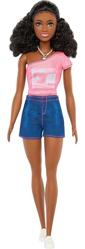 Barbie Mysteries: Beach Detectives Barbie Brooklyn Muñeca de moda con conjunto característico extraíble con accesorios, como un collar, JFV64