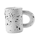 Tasse à boire: la tasse est en céramique et possède une tasse à boisson.